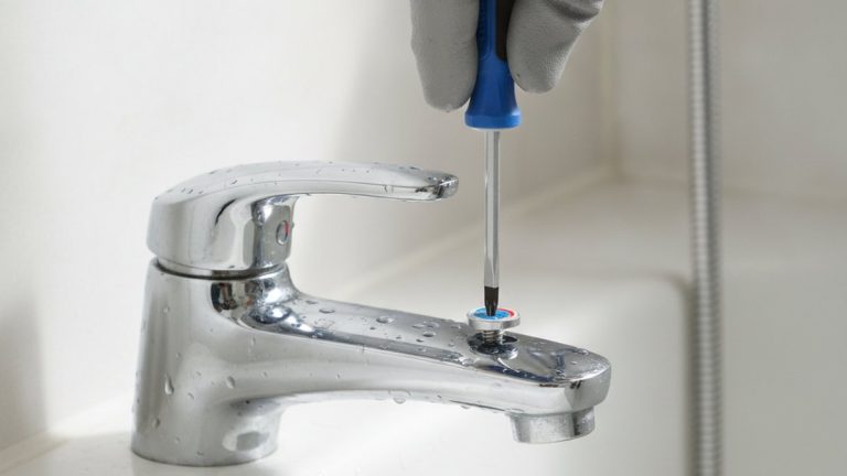 How Do You Handle a Bathtub Faucet Handle Replacement Without Calling a Plumber?